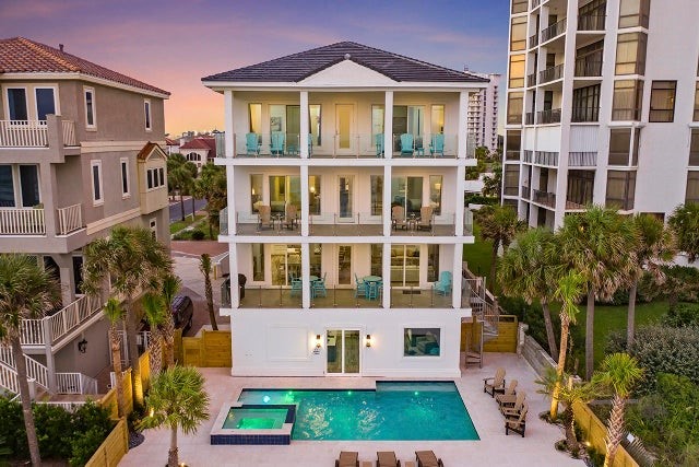 Luxury home in Florida with pool